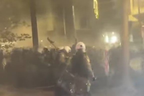 (VIDEO) TOTALNI HAOS NA ULICAMA GRČKE Lete ŠOK BOMBE, bačen i suzavac: Veliki sukob policije i demonstranata: Privedeno više od 30 osoba!