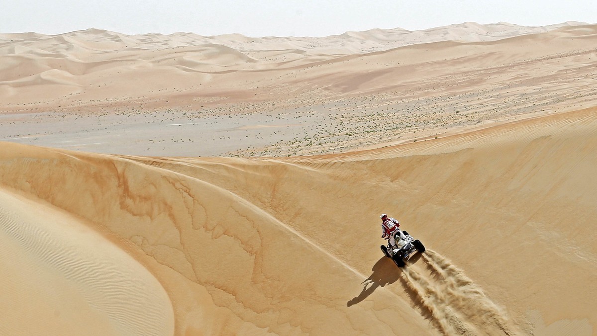 Rafał Sonik ruszał na trasę IV Etapu Abu Dhabi Desert Challenge z zamiarem zaatakowania i odjechania rywalom. Zdawał sobie sprawę, że trudno będzie odrobić stratę do Mohameda Abu-Issy, ale chciał zrobić wszystko co możliwe, by powtórzyć zeszłoroczny sukces. Niestety plan pokrzyżowały mu awarie. – Jechałem z duszą na ramieniu i nie wiem, czy bardziej dziwię się temu, że jestem na mecie, czy temu, że po raz kolejny coś było nie tak z Hondą - mówił quadowiec.