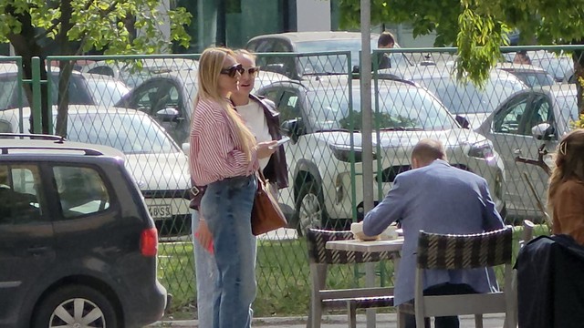 Luna i Anabela u kafiću