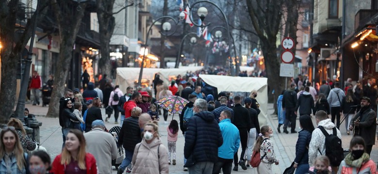 Tłumy turystów w górach, ale nie ma kto ich obsługiwać. Wszędzie wiszą oferty pracy