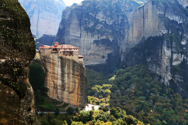 Niektóre masywy skalne o wysokości ponad 300 m służą jako fundament dla klasztorów