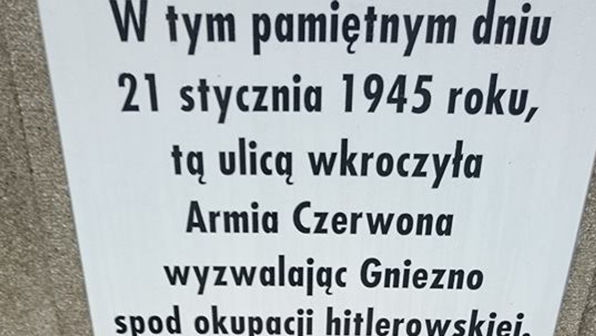 O zdarzeniu poinformowali lokalni politycy Sojuszu Lewicy Demokratycznej. Tablica już wcześniej była wielokrotnie niszczona. Z inicjatywy gnieźnieńskiego radnego SLD została odnowiona tak, aby napis na niej był widoczny. Fakt jej zniknięcia oceniany jest przez członków partii jako "wandalizm polityczny". Jednak poseł PiS Zbigniew Dolata widzi sprawę inaczej - uważa, że przeprowadzono "partyzancką dekomunizację".