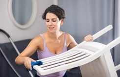 Jak wyczyścić tapicerowane krzesła? Domowe patenty na uporczywe plamy