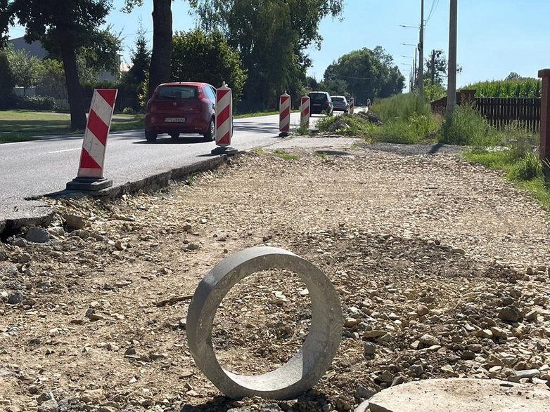 Budowa ścieżki rowerowej - Łąka, ul. Cieszyńska - 05.08.2022 - autor: pless.pl