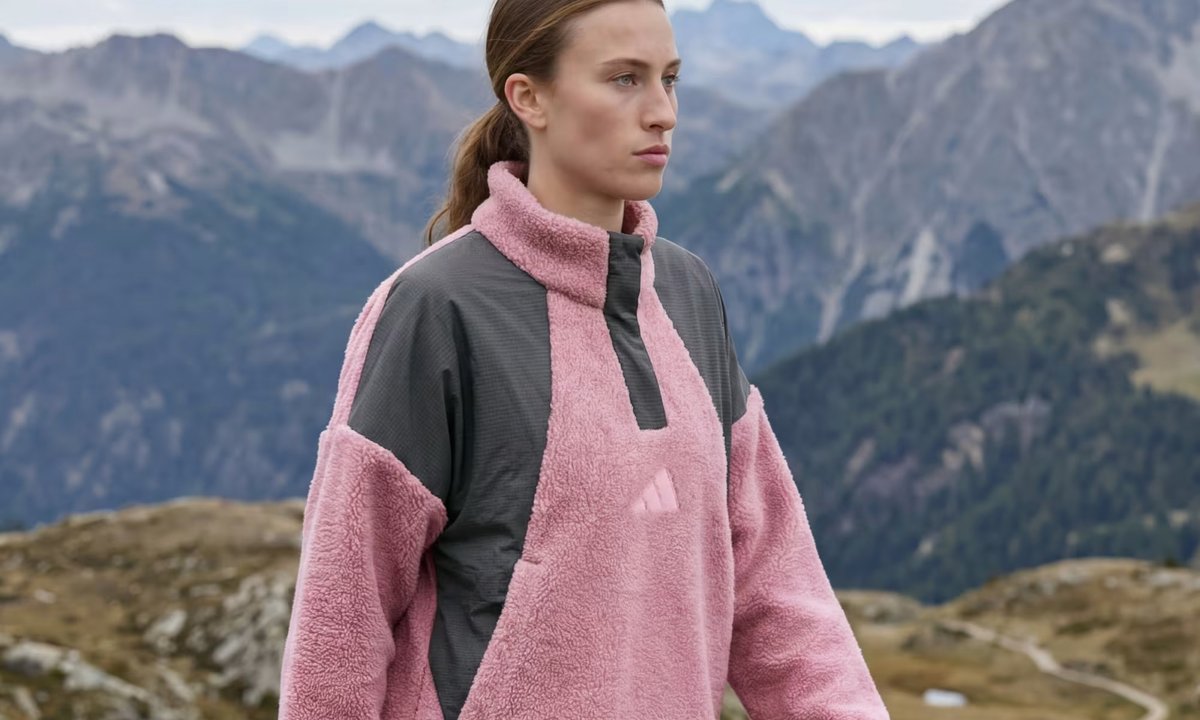 Adidas wyprzedaje cieplutkie polary. Jesienią i zimą otulą jak kocyk