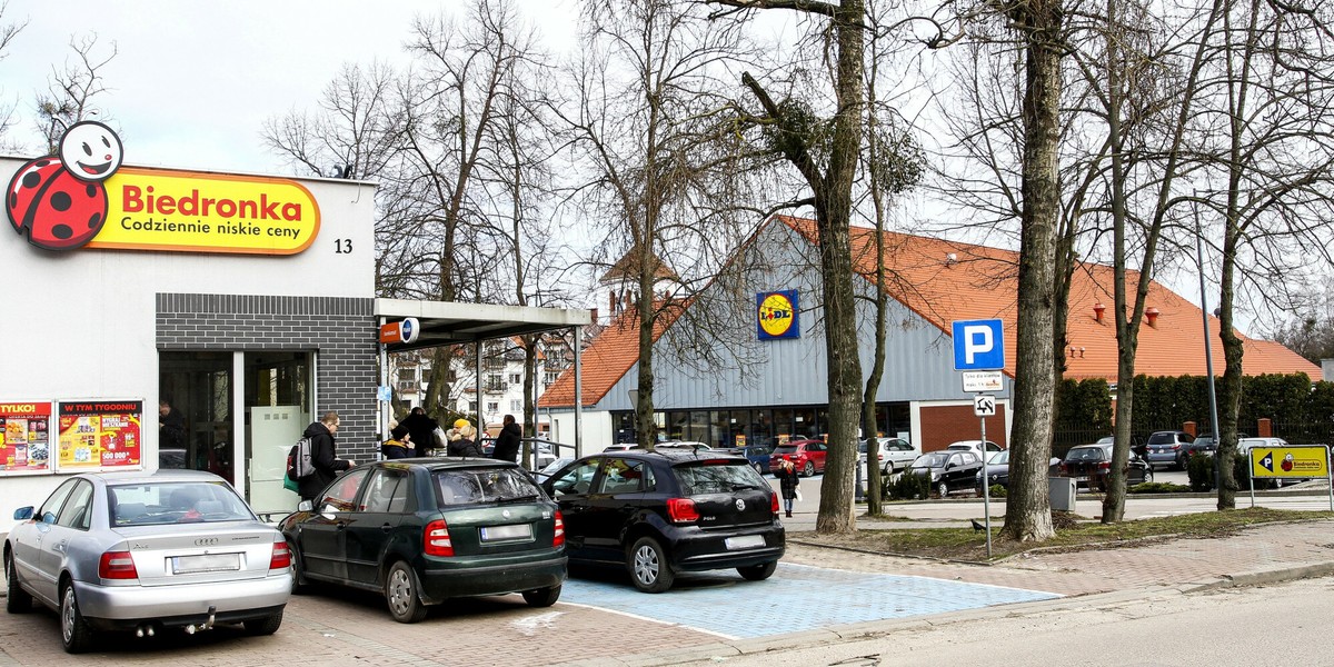 Biedronka i Lidl wprowadzają nowości na swoich parkingach