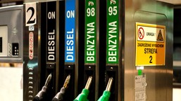 ceny paliw w polsce niższe niż przed rokiem. co czeka nas na stacjach na początku nowego roku?