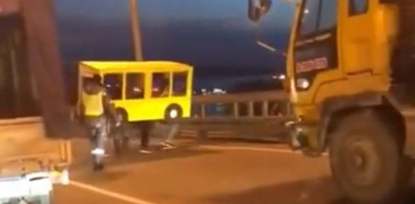 Przebrali się za autobus, żeby przejść przez most. Ten film trzeba zobaczyć!