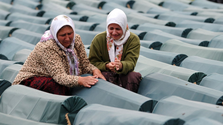Bośniackie kobiety opłakują bliskich, którzy zginęli podczas masakry w Srebrenicy