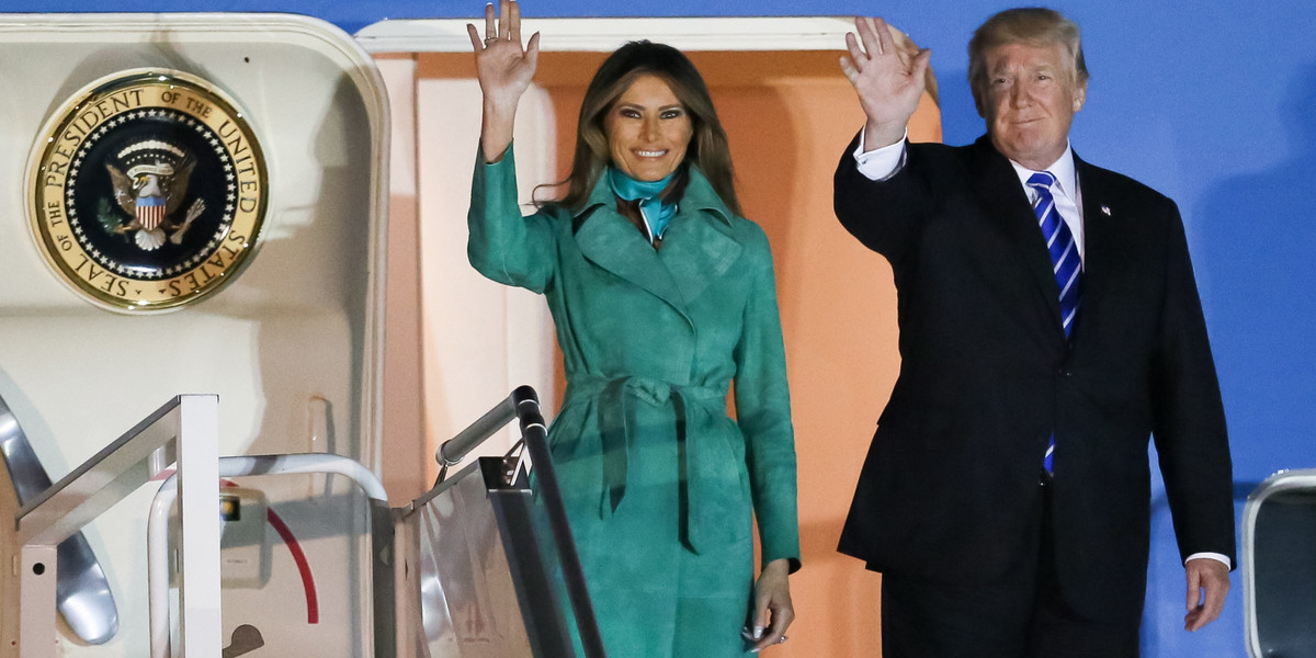 Melania i Donald Trumpowie w drzwiach Air Force One po wylądowaniu na Lotnisku Chopina w Warszawie