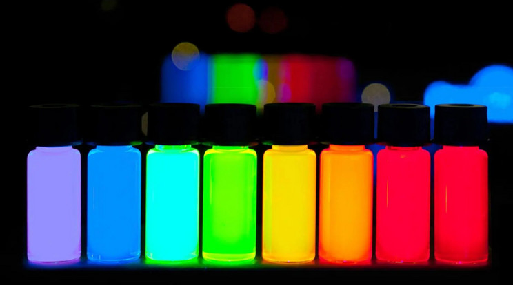 A kvantumpontok különböző színeket bocsátanak ki. A QDEL TV-k kizárólag kvantumpontokkal hozzák létre a színüket és a fényerejüket, azaz ehhez nem szükséges a LED (vagy mini-LED) háttérvilágítás vagy OLED anyagnak. De minden egyes QDEL-pixelhez egy-egy piros, zöld és kék kvantumpöttyös alpixelre van szükség. / Kép: PlasmaChem