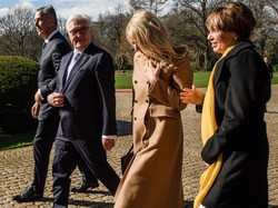 Na wierzchu stylowo, a pod spodem za dużo odsłoniętego ciała. W takiej stylizacji pierwsza dama Czarnogóry podbijała Berlin. FOTO