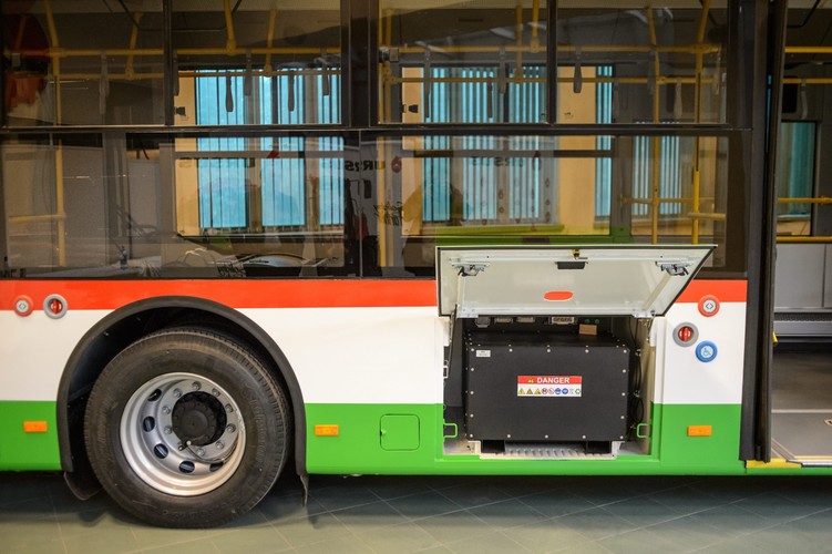 W autobusach użyto baterii litowo-jonowych o pojemności energetycznej minimum 200 kWh. Żywotność tych akumulatorów szacowana jest na co najmniej sześć lat. <br><br>. (mgo) PAP/Wojciech Pacewicz