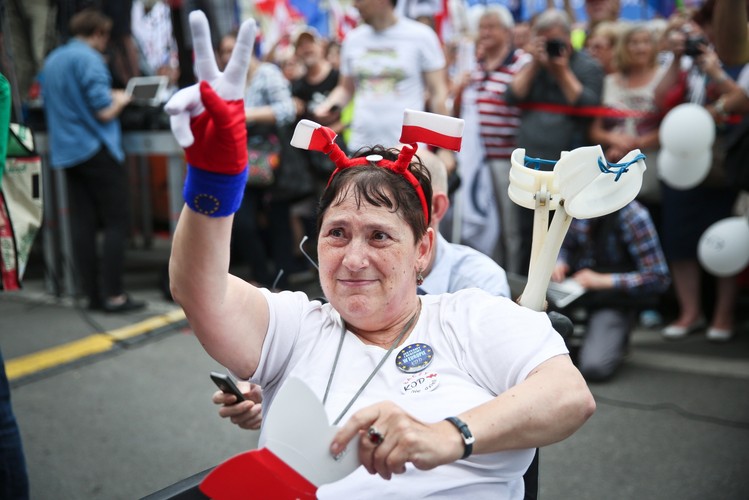 Uczestnicy marszu KOD w Warszawie. Marsz, pod hasłem 