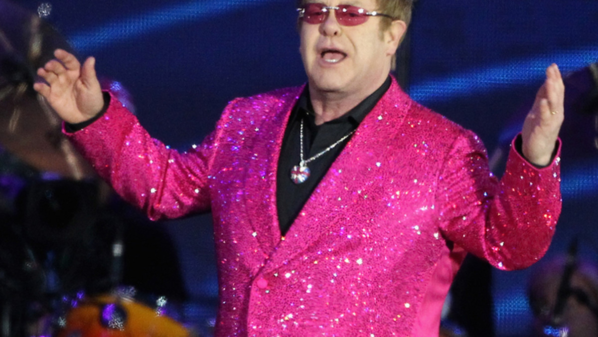 Elton John twierdzi, że fakt iż nie został zarażony wirusem HIV to prawdziwy cud.