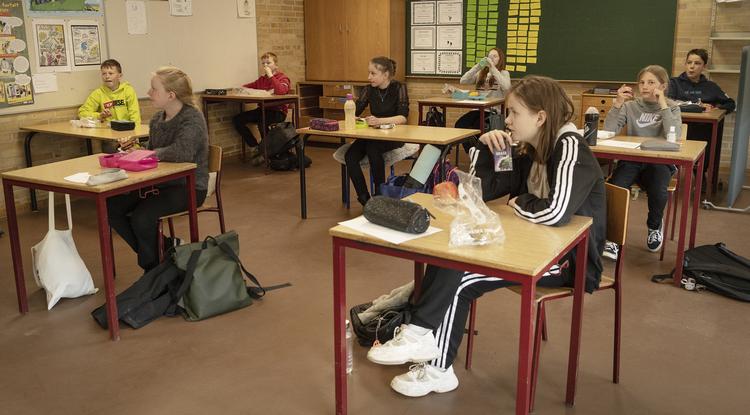 Diákok étkeznek osztálytermükben a dániai Randers város egyik általános iskolájában 2020. április 15-én. Dániában ezen a napon újra megnyitották a koronavírus-járvány miatt bezárt bölcsődéket, az óvodákat és az általános iskolák alsó tagozatait