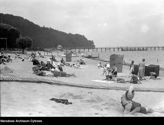 Wakacje w przedwojennej Polsce (na zdjęciu: plaża w Orłowie w 1932 r.)