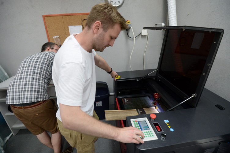 W ofercie firmy znajdują się etui do telefonów najbardziej popularnych producentów: iPhone, Samsung, Huawei, HTC, LG, Sony i Nexus. <br><br>(ukit) PAP/Bartłomiej Zborowski