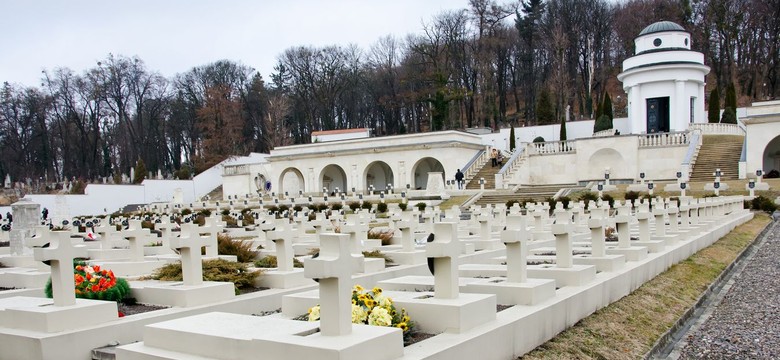 Akt wandalizmu na Cmentarzu Orląt Lwowskich. Napisy "o prowokacyjnej treści"