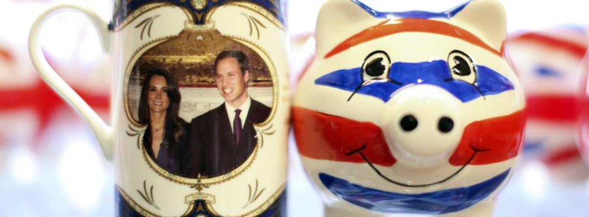 Pamiątkowy kubkek oraz skarbonka przygotowane z okazji ślubu księcia Williama i Kate Middleton na wystawie w sklepie w Londynie, Wielka Brytania.