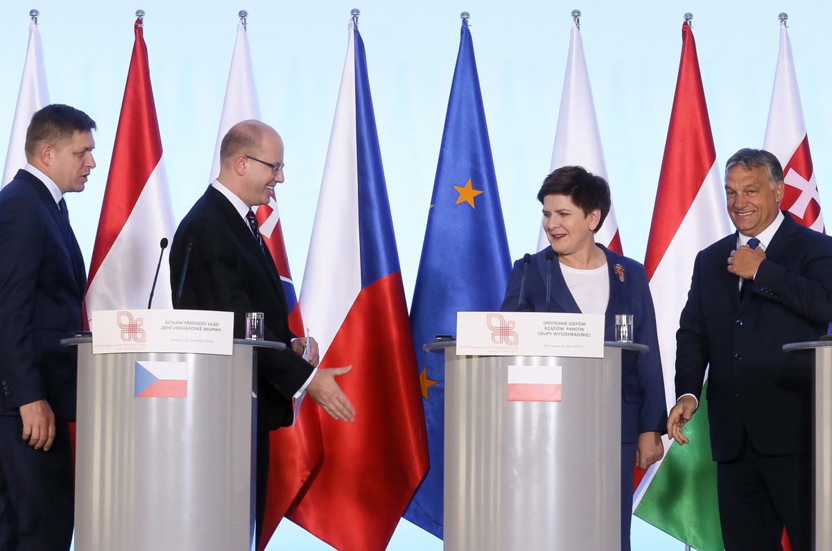 Premierzy państw Grupy Wyszehradzkiej: Polski Beata Szydło, Słowacji Robert Fico, Węgier Viktor Orban i Czech Bohuslav Sobotka na konferencji prasowej po spotkaniu Grupy Wyszehradzkiej