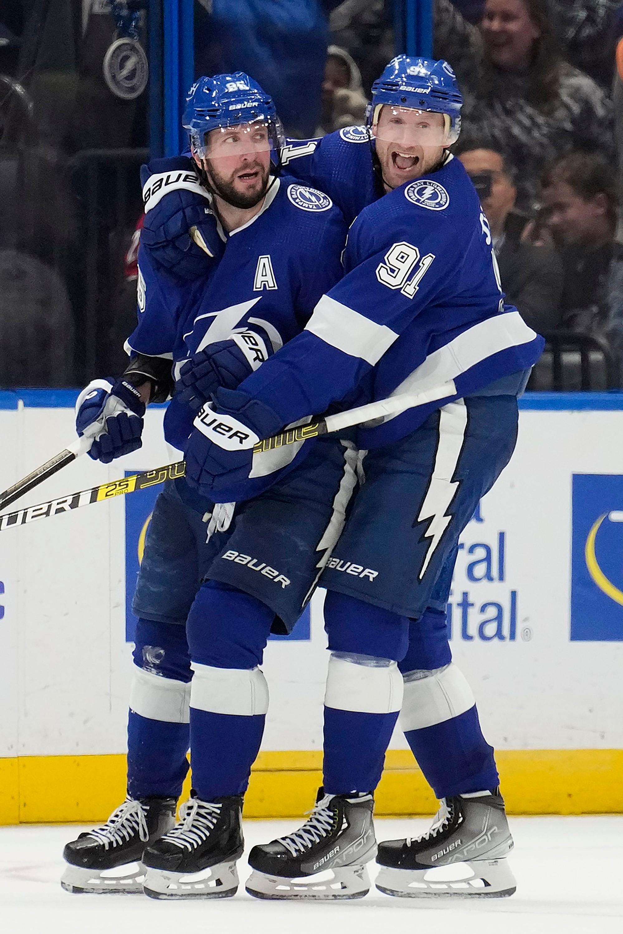 Hráči Tampa Bay Lightning Nikita Kucherov a Steven Stamkos.