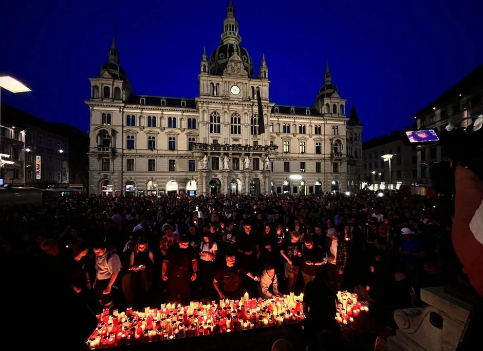 Građani odaju počast žrtvama u Gracu