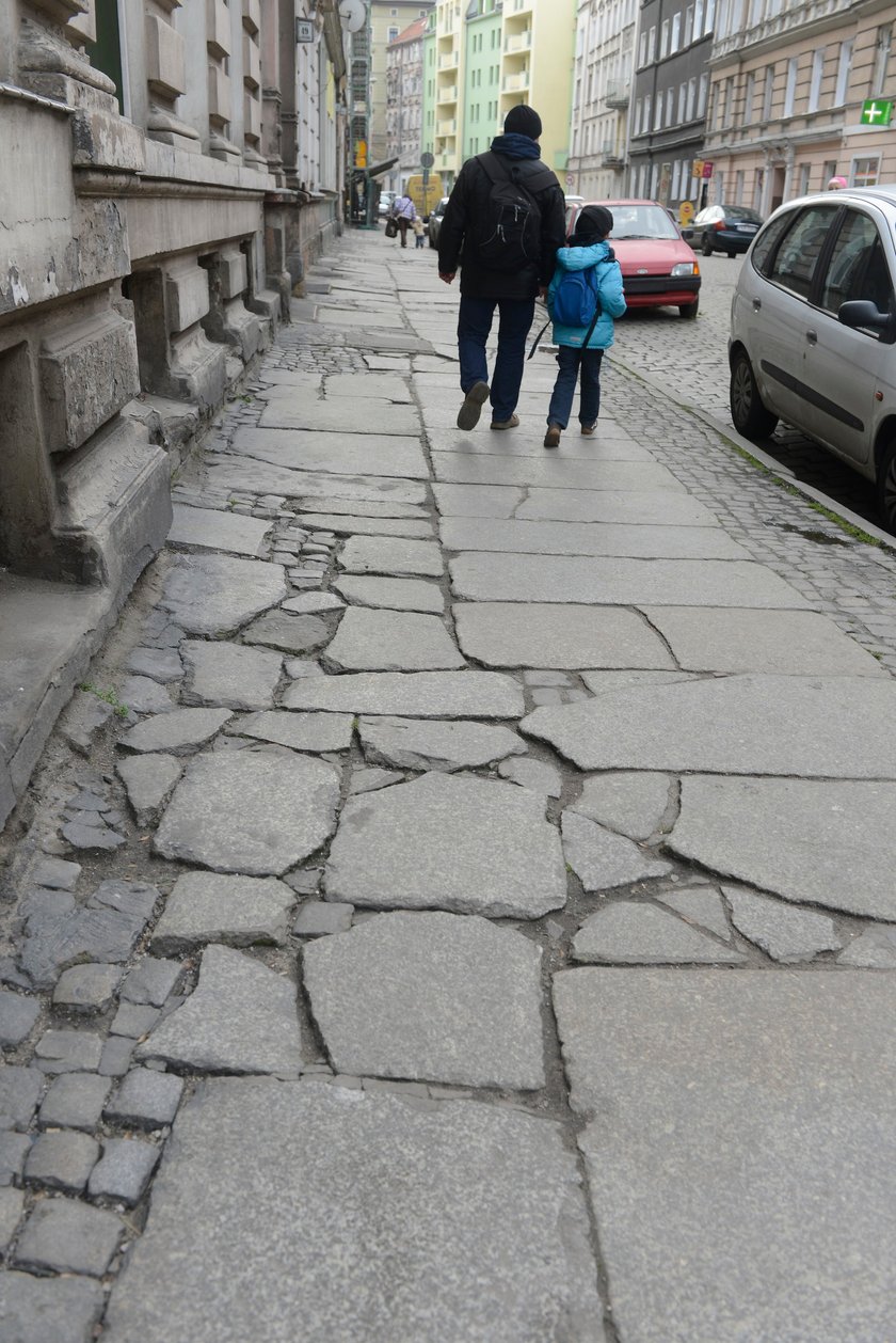 Krzywy chodnik przy ul. Rydygiera we Wrocławiu