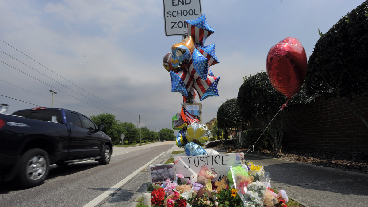W USA nasilają się protesty przeciw zastrzeleniu nieuzbrojonego czarnego 17-latka Trayvona Martina przez białego członka ochotniczej ochrony dzielnicy w mieście Sanford na Florydzie. Protestujący zarzucają sprawcy i policji rasizm.