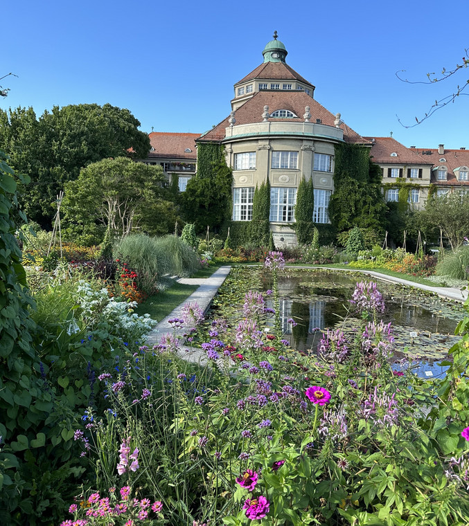 Ogród botaniczny Nymphenburg. Zajmuje łączną powierzchnię 21,20 ha, gdzie uprawia się ok. 16 tysięcy gatunków roślin