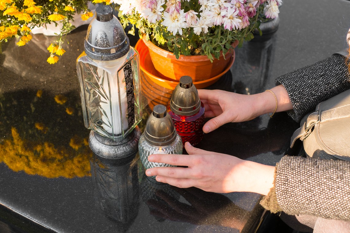 Sprzedaż zniczy odbywa się poza terenem cmentarza