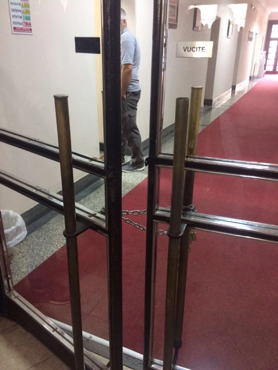 Katanac na vratima u zgradi Stomatološkog 