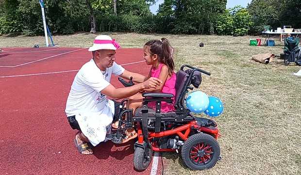 Nenad Mikulić sa ćerkom Milom koja boluje od spinalne mišićne atrofile tipa 2