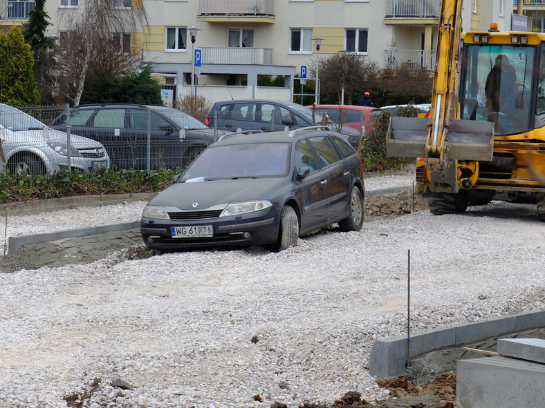 Porzucone auto blokuje budowę drogi w Radzyminie