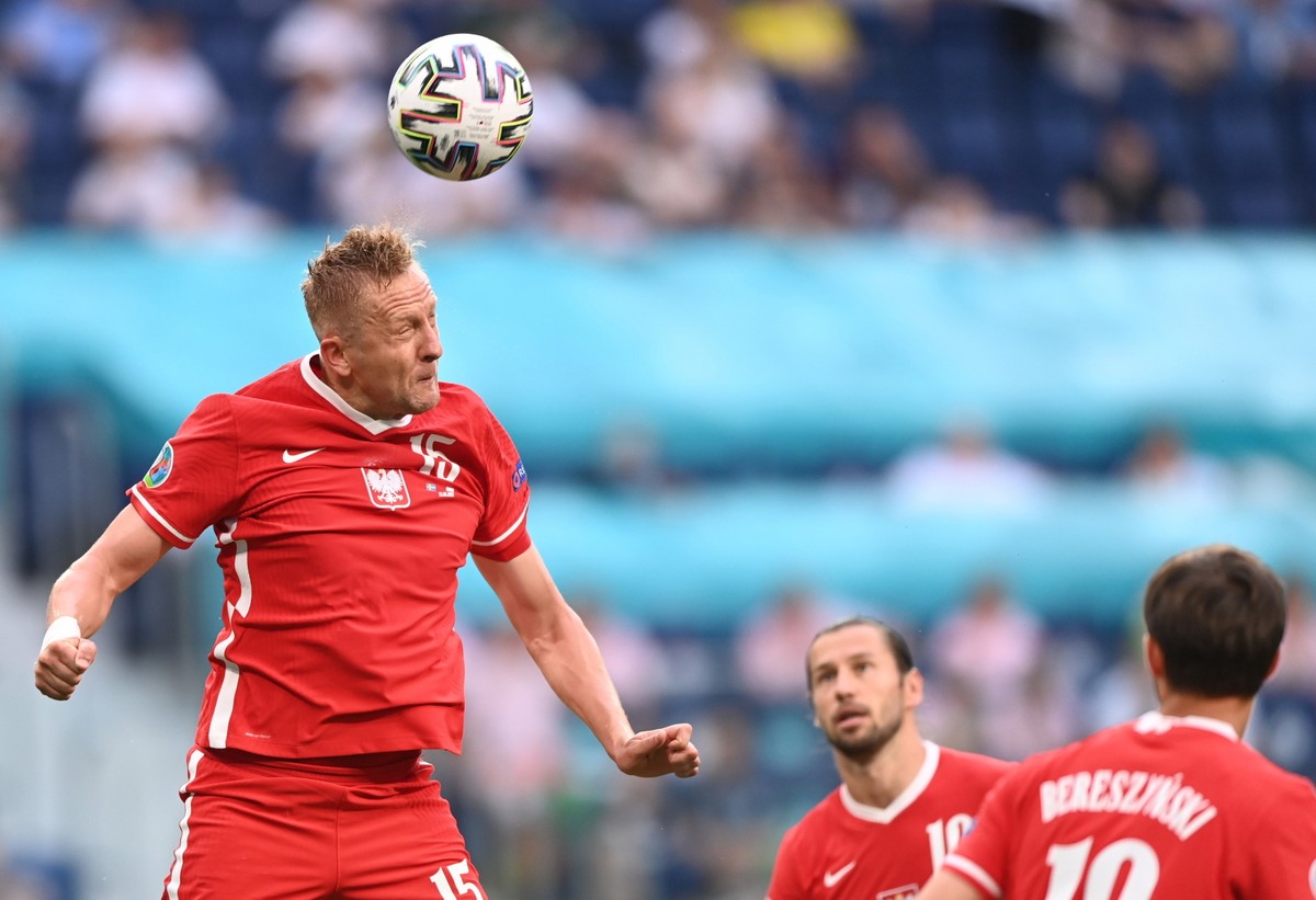 Kamil Glik interweniujący podczas meczu Polski ze Szwecją