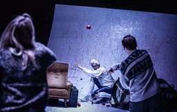 „Ach, jakże godnie żyli”. Komedia smutniejsza niż tragedia