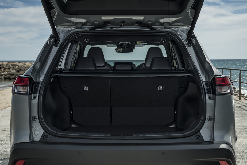 Toyota Corolla Cross 1.8 Hybrid to większy bagażnik, który mieści 473 litry, czyli o 37 lepiej niż 2-litrowa wersja