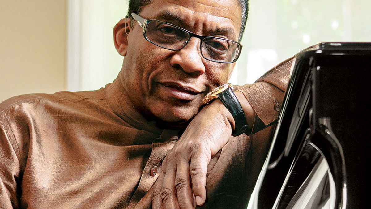 W środę, 15 lipca, do sklepów trafi książka "Herbie Hancock. Autobiografia legendy jazzu". Jeden z najpopularniejszych jazzmanów świata opisał w niej nie tylko przebieg swojej kariery, ale również historie, które zaskoczą wielu ludzi.