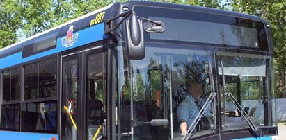 Jechał na dachu autobusu i uderzył głową w wiadukt