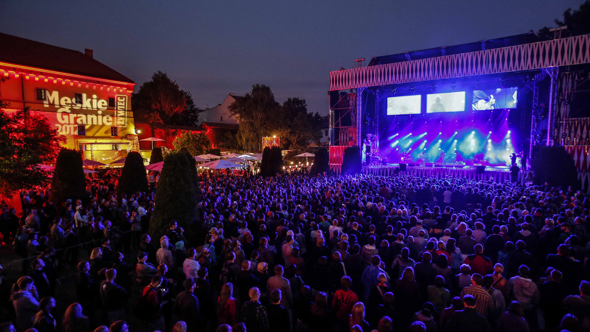 Koncert prowadzony był przez Piotra Stelmacha, dziennikarza radiowej „Trójki”, który swoim głębokim głosem idealnie budował atmosferę. Poszczególne występy były obudowywane radiowymi wypowiedziami artystów, co tworzyło niepowtarzalny klimat. Publiczność również nie zawiodła. Teren imprezy wypełnił się szczelnie. Frekwencja była zapewniona już dwa tygodnie przed koncertem, wtedy bowiem zostały wyprzedane wszystkie bilety na Męskie Granie w Krakowie.