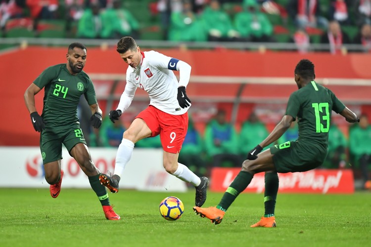 Robert Lewandowski (C) oraz Brian Idowu (L) i Wilfred Ndidi (P)