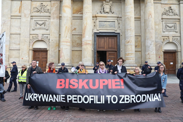 Demonstracja pod hasłem #RęcePreczodDzieci