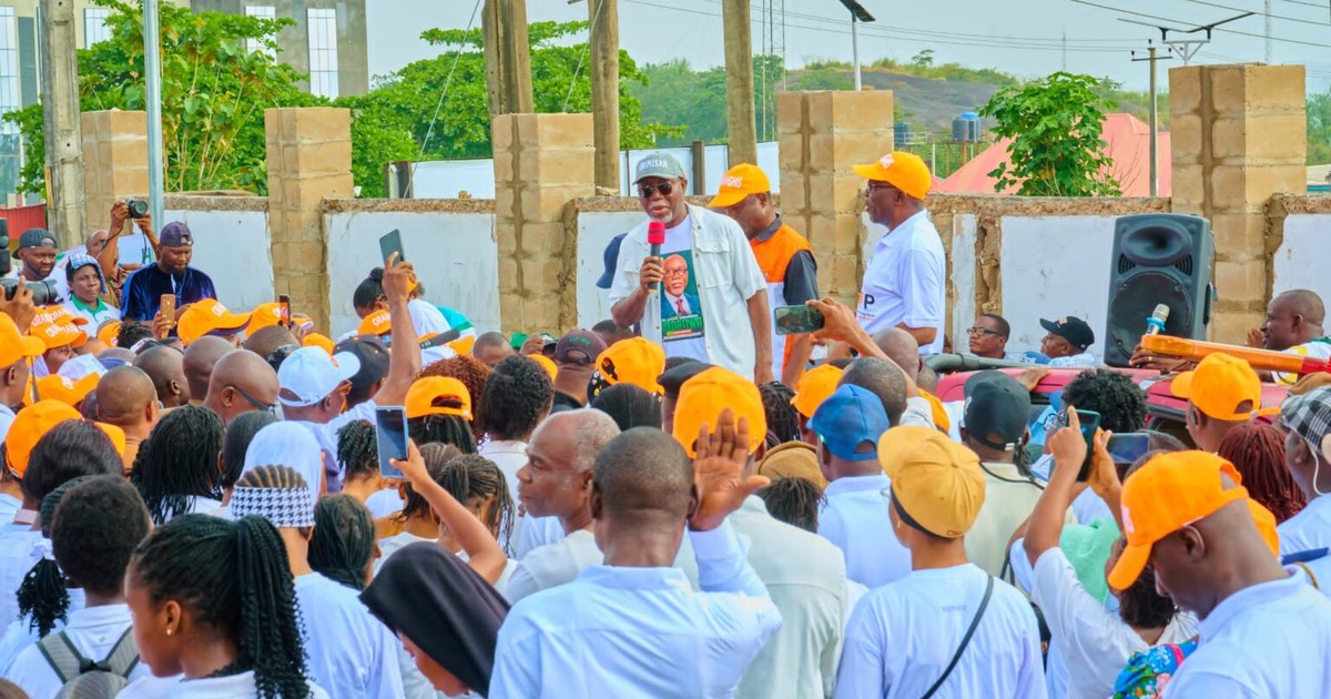 Wakati wa Wiki ya Utumishi wa Umma ya Akure 2024, Gavana Aiyedatiwa alipanga maandamano ya afya kusherehekea watumishi wa umma. Alisisitiza umuhimu wa ustawi wa wafanyikazi na motisha ya kukuza tija. Watumishi wa umma walionyesha mshikamano na gavana na kukaribisha mipango kwa niaba yao, kama vile malipo ya haraka ya mishahara na kupandishwa vyeo mara kwa mara. Matembezi haya yanaangazia dhamira ya serikali kwa wafanyikazi wake na kuangazia umuhimu wa kudumisha uhusiano wa kuaminiana na kusaidiana.