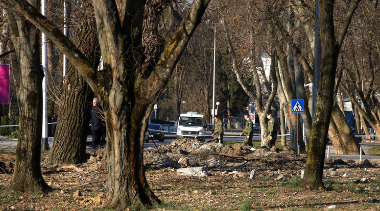 Személyi sérülés nem történt, néhány parkoló autó rongálódott meg / Fotó: EPA/ANTONIO BAT