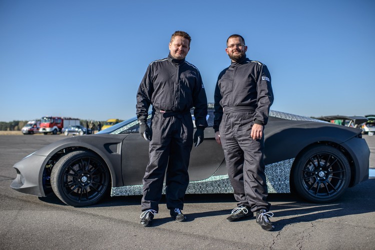 Prezes zarządu Arrinera Automotive S.A. Łukasz Tomkiewicz (L) oraz jeden z konstruktorów Krzysztof Stelmaszczuk (P)