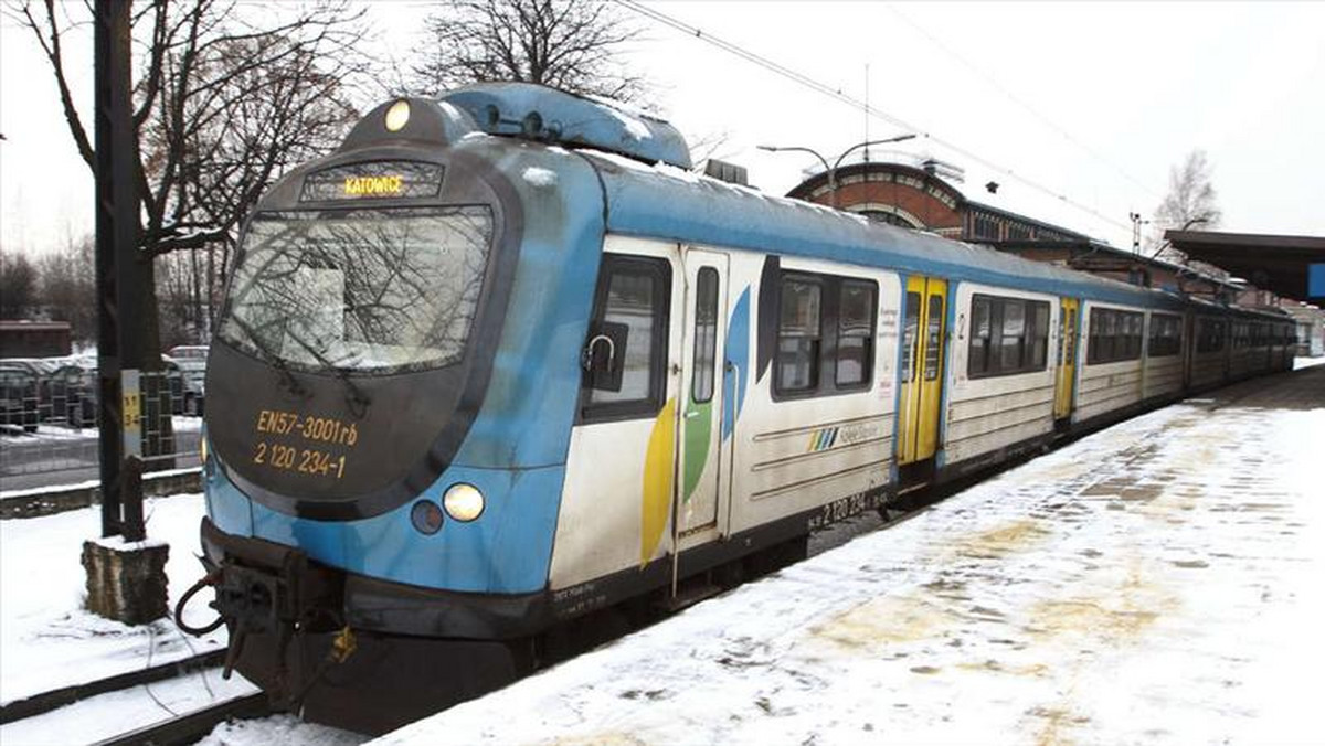 Dąbrowianie zostali podzieleni przez Koleje Śląskie. W jednym mieście obowiązują różne ceny za przejazdy pociągami. Mieszkańcy nie mogą liczyć na pomoc i zmiany.