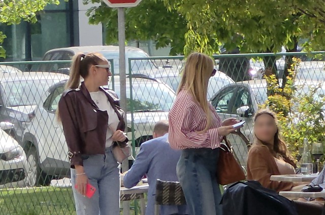 Luna i Anabela u kafiću