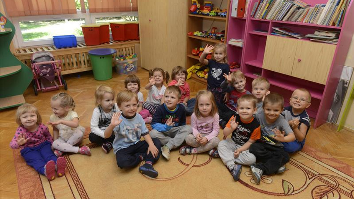 Rodzice maluchów, które chodzą do przedszkola, mają powód do radości! W końcu urzędnicy z Ministerstwa Edukacji Narodowej (MEN) zauważyli, że płacimy krocie za opiekę nad naszymi pociechami i zdecydowali, że przedszkola publiczne będą tańsze. Teraz za pobyt dziecka zapłacimy maksymalnie ok. 200 zł miesięcznie.