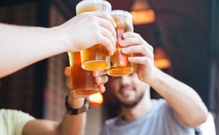 Tanio, dużo, alkohol kiepskiej jakości. Jest majówka, jest impreza [WYWIAD]