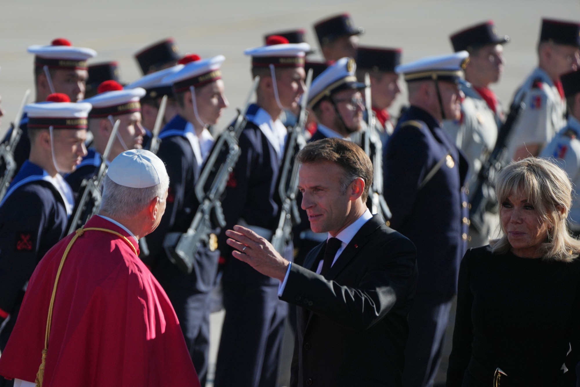 Pápež Lev XIV. priletel na návštevu Francúzska. 